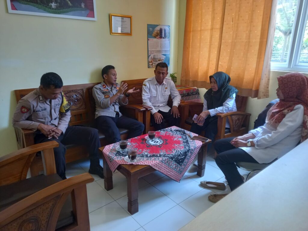 Polsek Saketi Berikan Sosialisasi Kenakalan Remaja dan Bahaya Narkoba Kepada pelajar SMA 10 Cisata 7 WhatsApp Image 2024 07 25 at 06.10.58