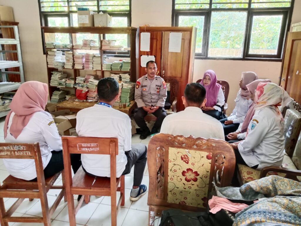 Polsek Saketi laksanakan Binluh Ke Sekolah Antisipasi Kenakalan Remaja 8 WhatsApp Image 2024 07 25 at 06.11.53