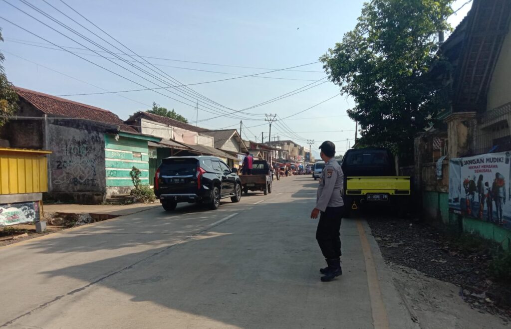 Personil Polsek Bojong Polres Pandeglang Gelar Strong Point di Jalan Raya Saketi - Malingping 10 WhatsApp Image 2024 07 25 at 07.58.25