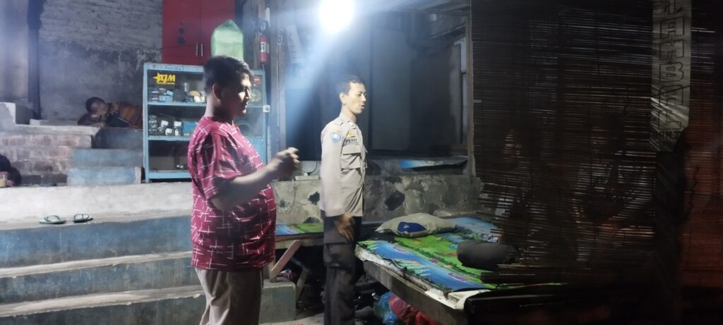 Personil Polsek Bojong Polres Pandeglang Gelar Patroli Malam di Desa Binaan 1 WhatsApp Image 2024 07 25 at 07.58.35