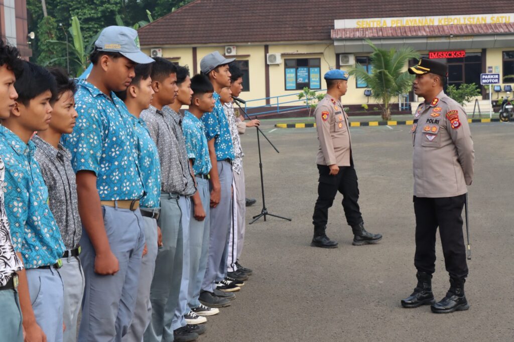 Kapolres Pandeglang Berikan Arahan kepada Sejumlah Anak SMA yang Terlibat dalam Tawuran di Mapolres Pandeglang 6 WhatsApp Image 2024 07 25 at 10.59.11