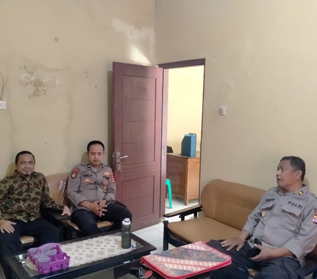 Kapolsek Bojong Polres Pandeglang Sambangi Kantor Desa Cijakan Bahas Kondusifitas Wilayah 3 WhatsApp Image 2024 07 25 at 13.35.21