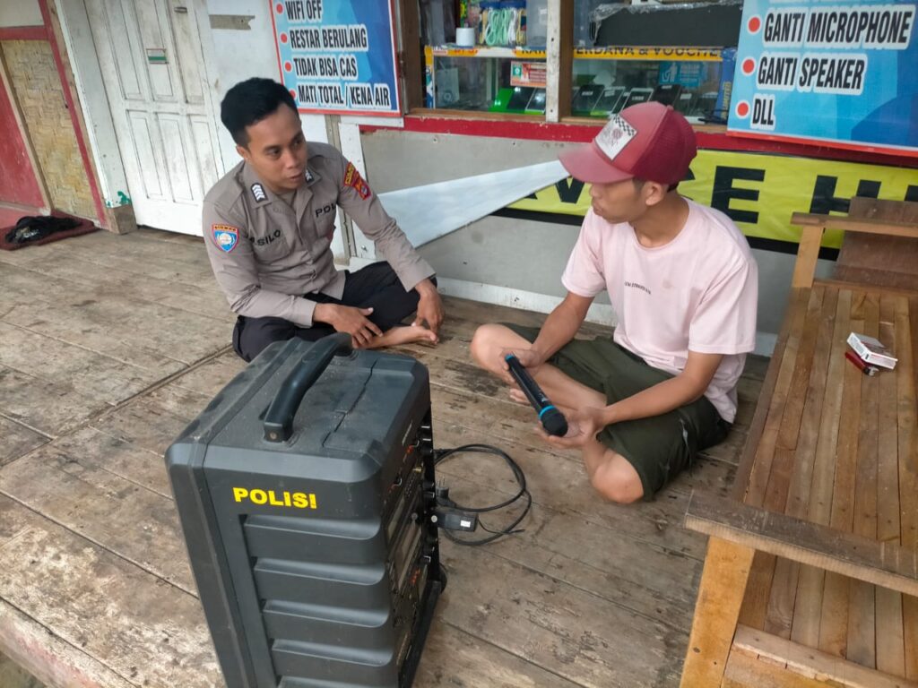 Bhabinkamtibmas Polsek Mandalawangi Polres Pandeglang Rutin Keliling Sambangi Warga 7 WhatsApp Image 2024 07 25 at 20.26.46