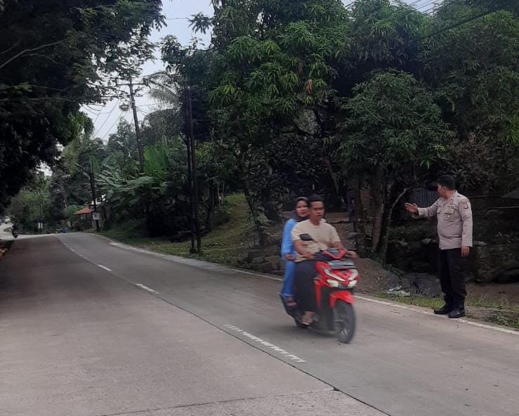 Berikan Pelayanan Kepada Masyarakat, Anggota Piket Polsek Angsana Polres Pandeglang Laksanakan Strongpoint Sore 9 WhatsApp Image 2024 07 25 at 20.55.38