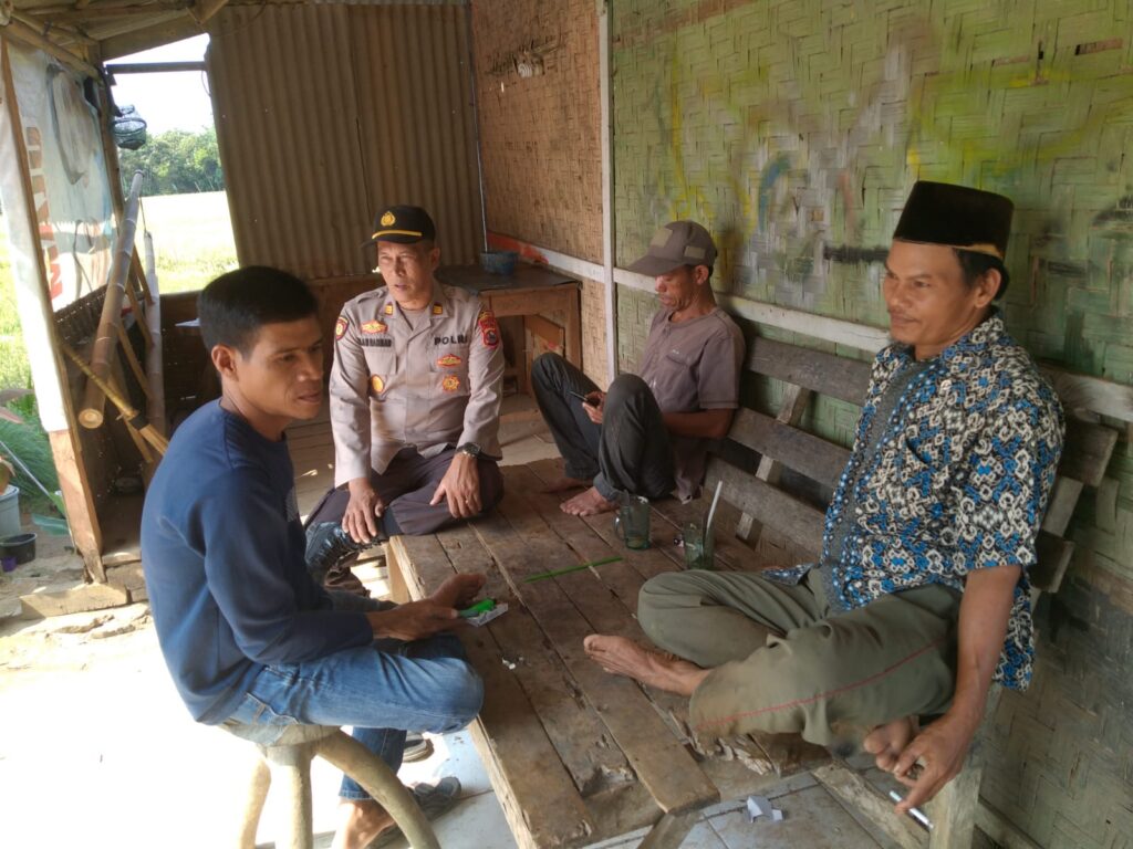 Kapolsek Angsana Pimpin Patroli Dialogis di Desa Cikayas 8 WhatsApp Image 2024 07 26 at 20.12.29
