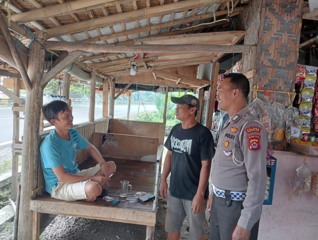 Patroli Siang oleh Bripka Yundar dari Polsek Carita di Desa Sukarame 10 WhatsApp Image 2024 07 26 at 21.36.43