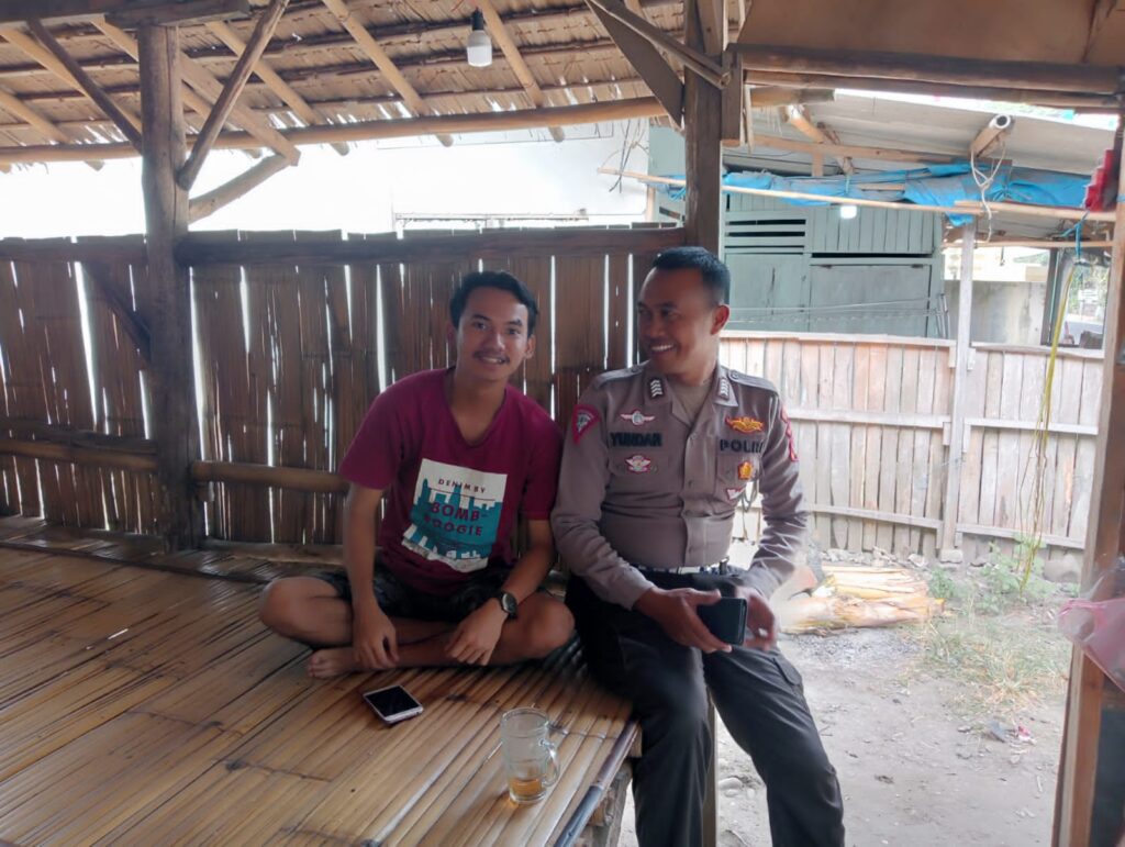 Patroli Dialogis Bripka Yundar dari Polsek Carita Bersama Warga Desa Sukarame 1 WhatsApp Image 2024 07 26 at 21.50.15