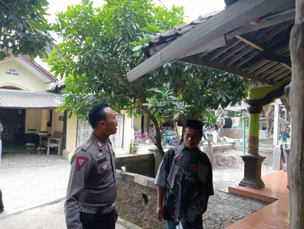 Bripka Yundar dari Polsek Carita Berbincang dengan Tokoh Masyarakat Desa Sukarame 2 WhatsApp Image 2024 07 26 at 21.54.13