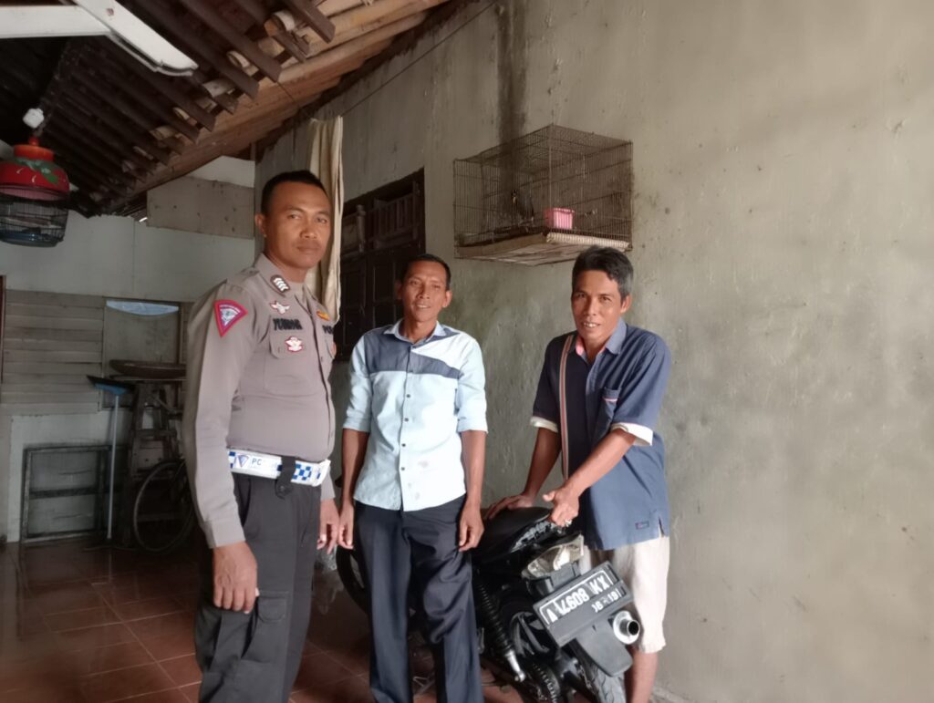 Bripka Yundar dari Unit Lantas Polsek Carita Beri Himbauan Tertib Berlalu Lintas kepada Masyarakat 3 WhatsApp Image 2024 07 26 at 21.56.58