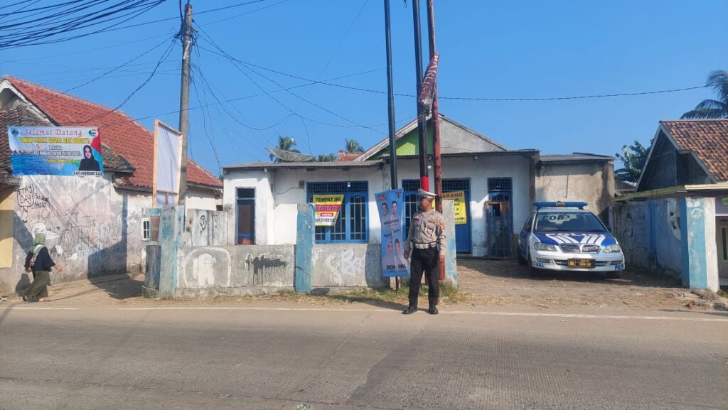 AIPTU Joko Bagus, Kanit Lantas Polsek Carita, Laksanakan Strong Point di Pasar Carita 4 WhatsApp Image 2024 07 26 at 22.03.59