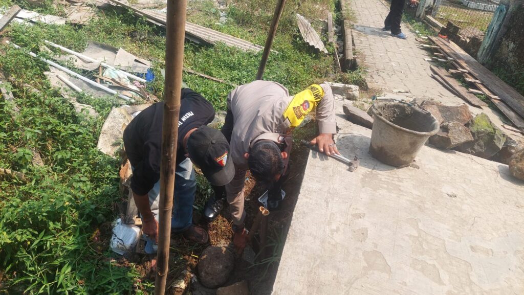 Bhabinkamtibmas Polsek Carita, Bripka Yudi, Bantu Pembangunan Jembatan Bersama Destana Carita 5 WhatsApp Image 2024 07 26 at 22.07.44