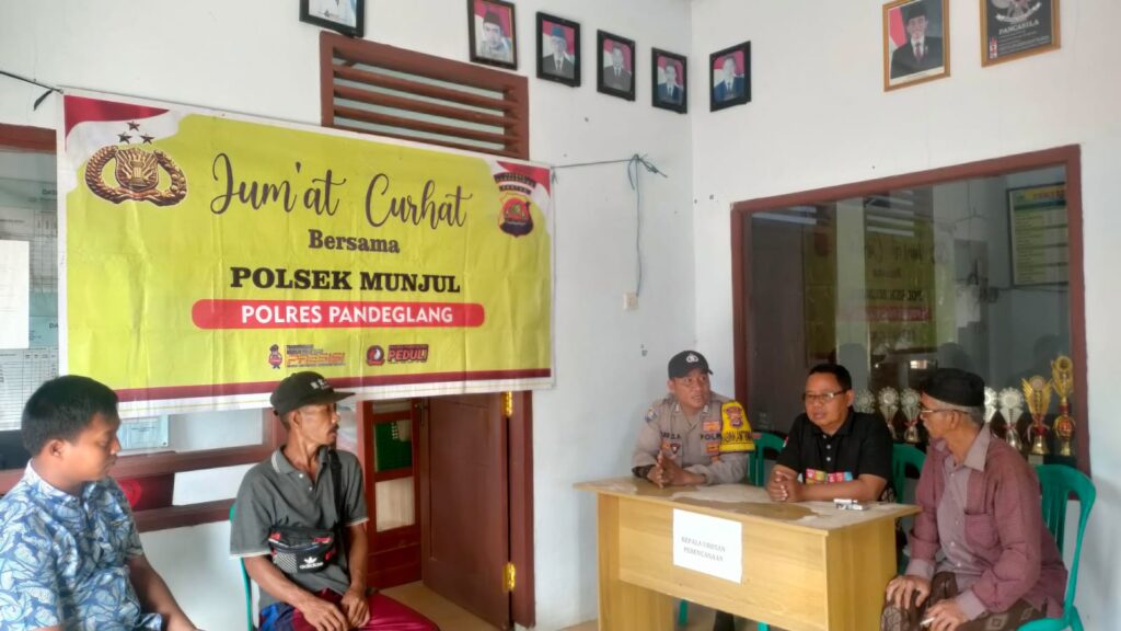 Jumat Curhat Polsek Munjul Polres Pandeglang Mendengarkan Kekhawatiran dan Saran Masyarakat 6 WhatsApp Image 2024 07 26 at 22.43.00