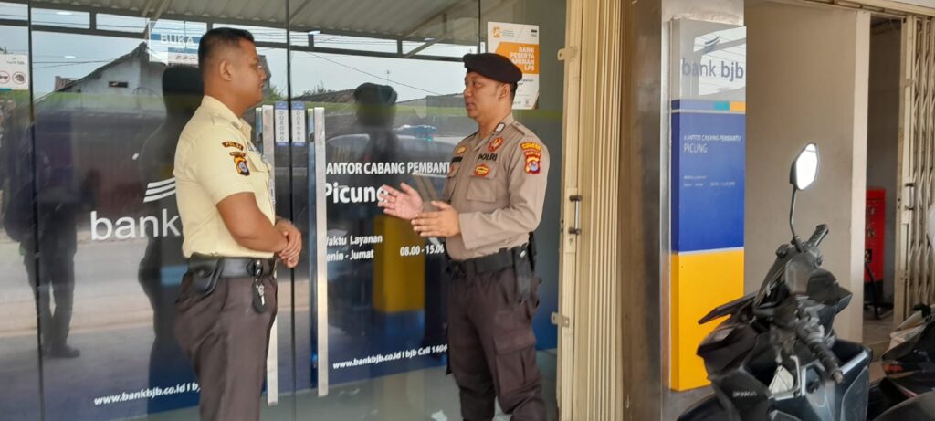 Patroli Bersama Tingkatkan Keamanan Perbankan di Picung 9 WhatsApp Image 2024 07 26 at 23.08.34