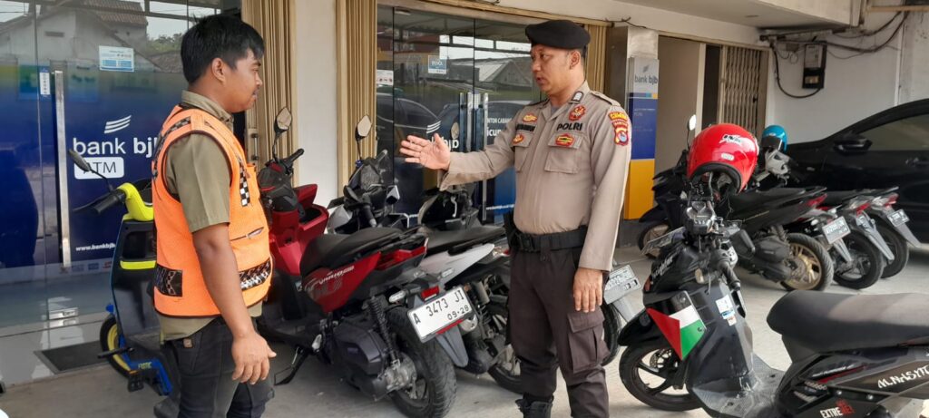 Sampaikan Pesan Kamtibmas Kepada Petugas Parkir Melalui Patroli Dialogis Unit Samapat Polsek Picung 10 WhatsApp Image 2024 07 26 at 23.08.44