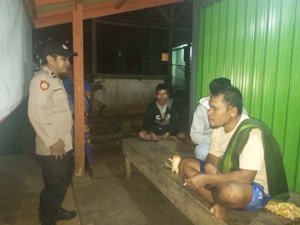 Tingkatkan Keamanan di Wilayah, Polsek Cimanggu Lakukan Giat Patroli Malam 1 WhatsApp Image 2024 07 26 at 23.40.33