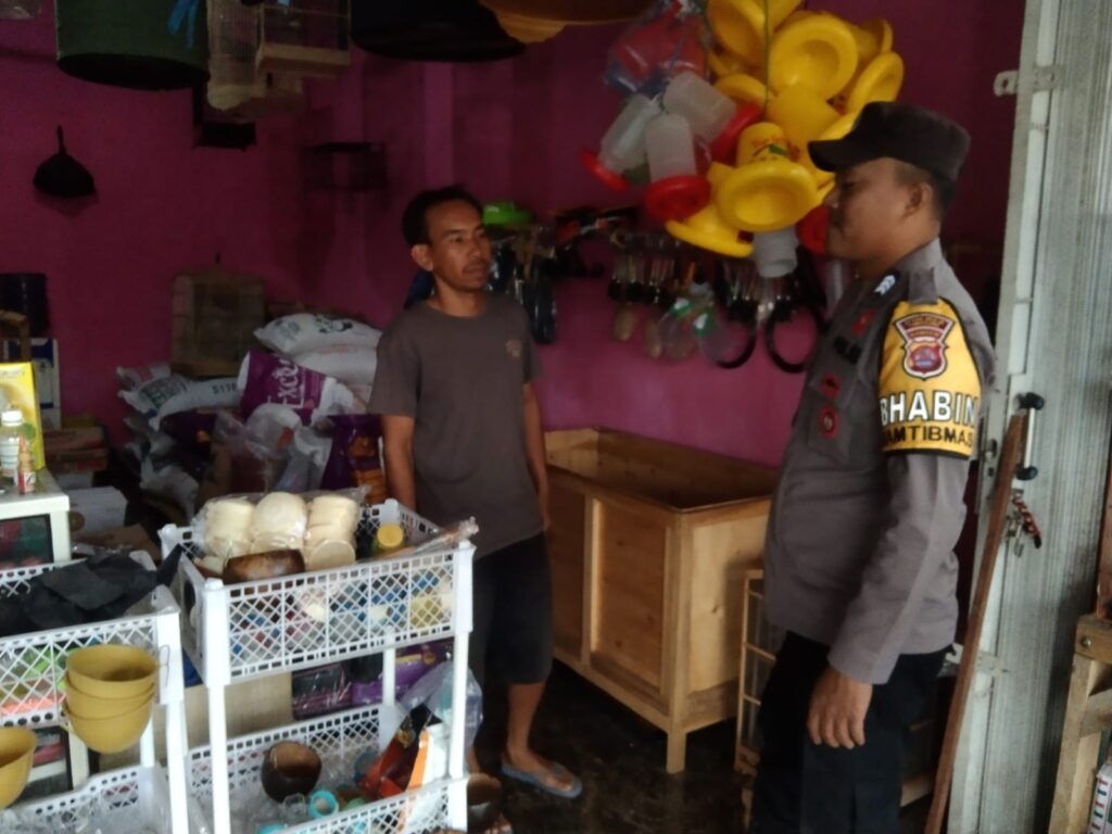Bhabinkamtibmas Polsek Cimanggu Terus Berikan Pesan dan Ajak Warga Jaga Kamtibmas 2 WhatsApp Image 2024 07 26 at 23.41.46