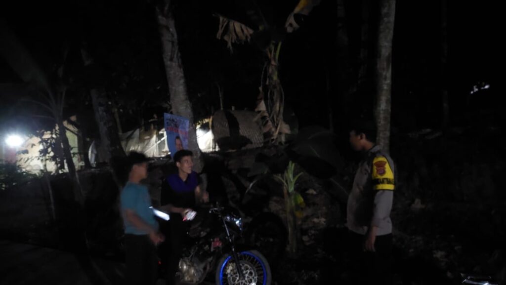 Laksanakan Patroli Malam Polsek Patia Himbau Warga Sama Sama Jaga Kamtibmas 5 WhatsApp Image 2024 07 27 at 00.37.25