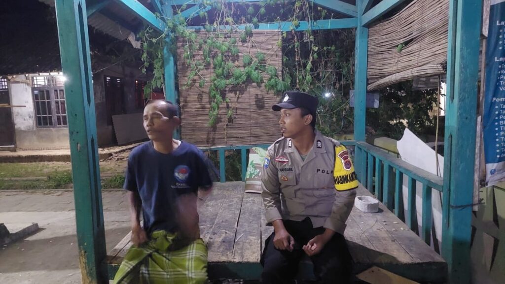 Lakukan Patroli Malam Bhabinkamtibmas Polsek Patia Sampaikan Pesan Kamtibmas 6 WhatsApp Image 2024 07 27 at 00.39.25