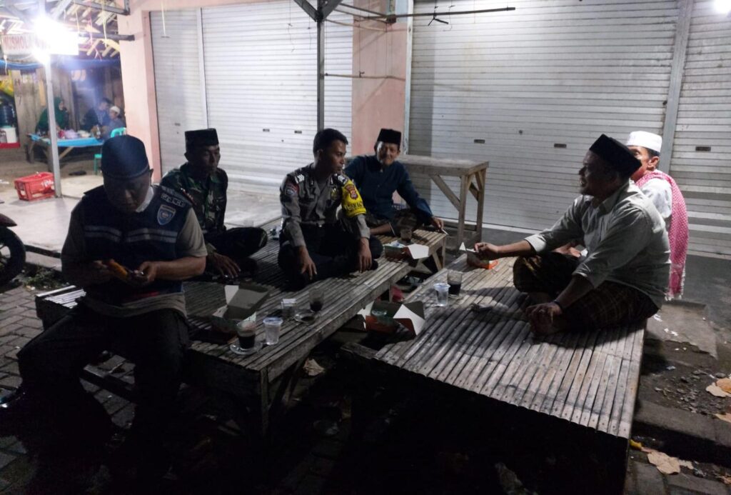 Polsek Labuan Menggelar Patroli Dekatkan Diri dengan Masyarakat 8 WhatsApp Image 2024 07 27 at 00.56.44