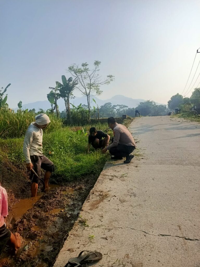 Bhabinkamtibmas Polsek Pulosari Bersama Warga Desa Karyawangi Melaksanakan Gotong Royong Bersihkan Jalan 10 WhatsApp Image 2024 07 27 at 01.00.33