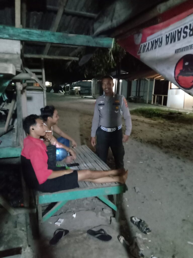 Patroli Malam Personil Polsek Carita Bripka Yundar Sambangi Masyarakat pada Jam Rawan 4 WhatsApp Image 2024 07 27 at 05.41.54