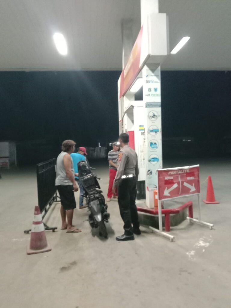 Bripka Yundar dari Polsek Carita Laksanakan Patroli Malam ke SPBU 6 WhatsApp Image 2024 07 27 at 05.48.14