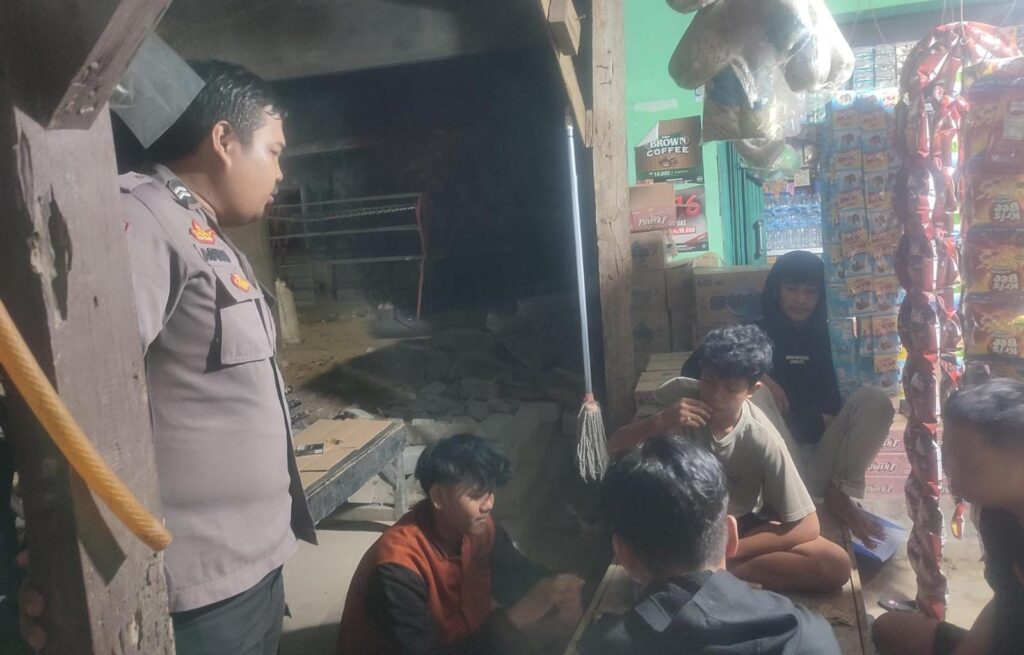 Bhabinkamtibmas Polsek Angsana Polres Pandeglang Briptu Agung Rutin Patroli Malam 4 WhatsApp Image 2024 07 27 at 19.47.01