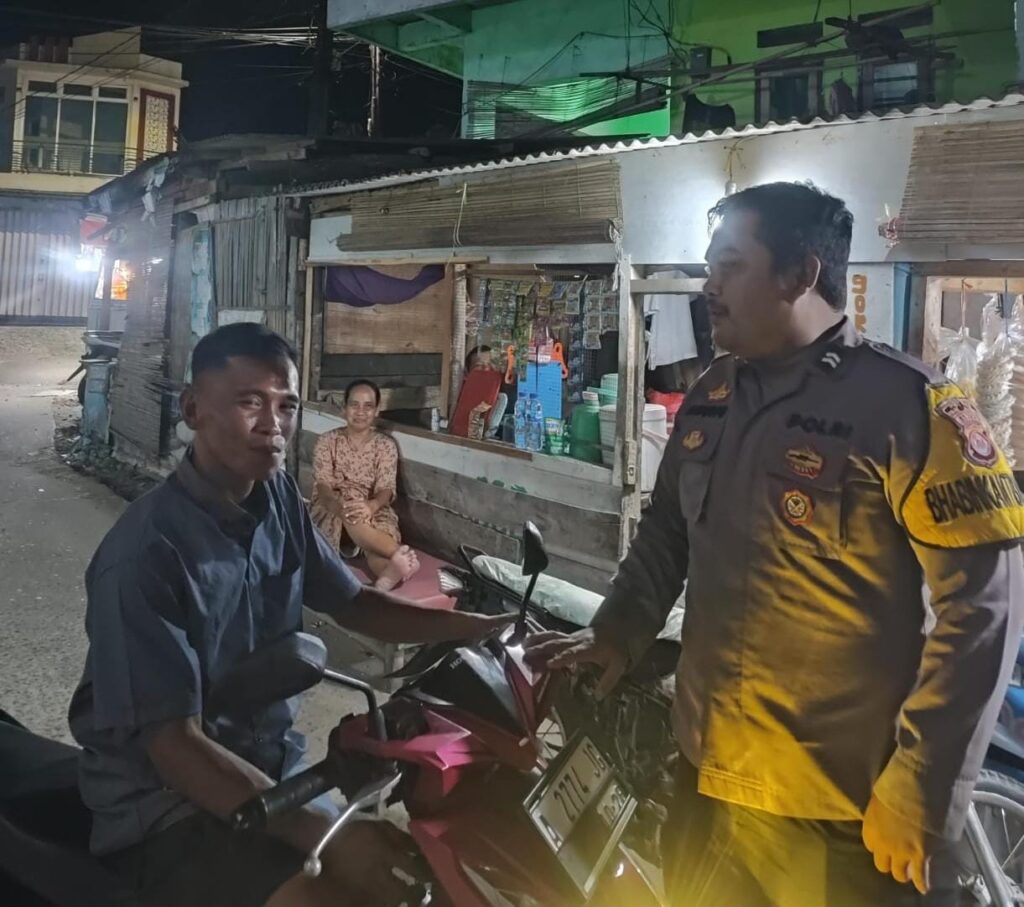 Bhabinkamtibmas Polsek Angsana Polres Pandeglang Laksanakan Patroli Dialogis di Desa Angsana 5 WhatsApp Image 2024 07 27 at 19.47.15