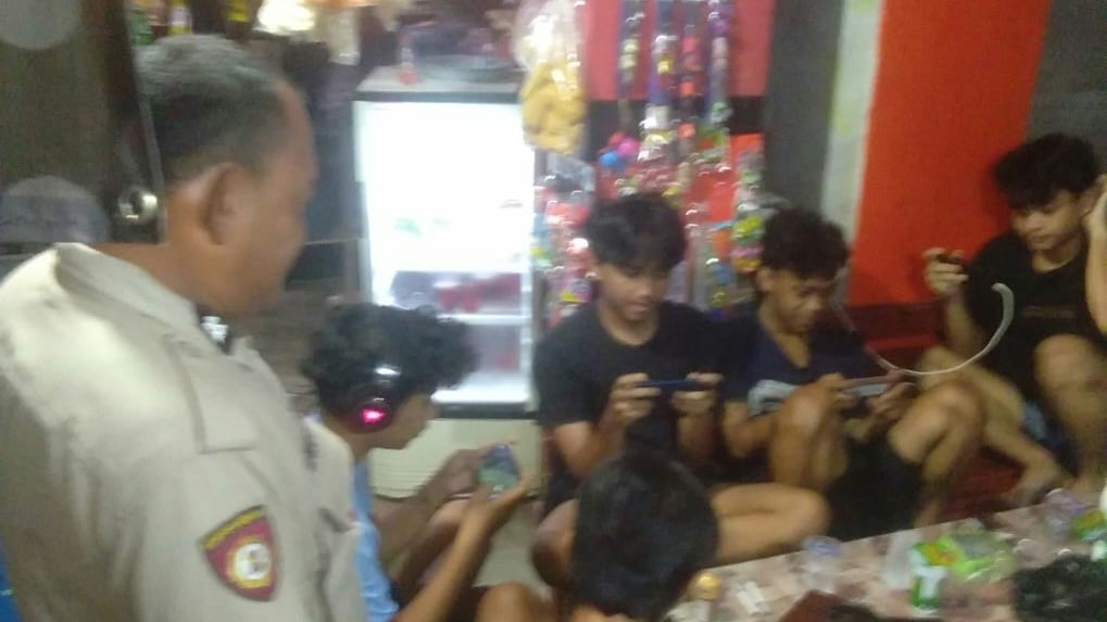 Polsek Menes Polres Pandeglang Gelar Patroli Malam, Temukan Pemuda Nongkrong Diduga Bermain Game Online 3 WhatsApp Image 2024 07 27 at 21.51.17