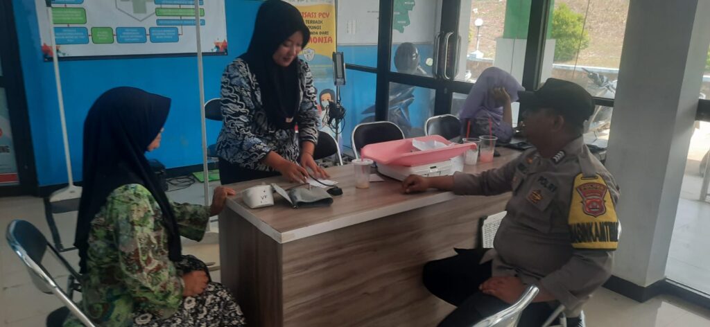 Bentuk Kepedulian Polsek Picung, Bhabinkamtibmas Sambangi Warga Sakit di Puskesmas Picung 4 WhatsApp Image 2024 07 27 at 22.07.05