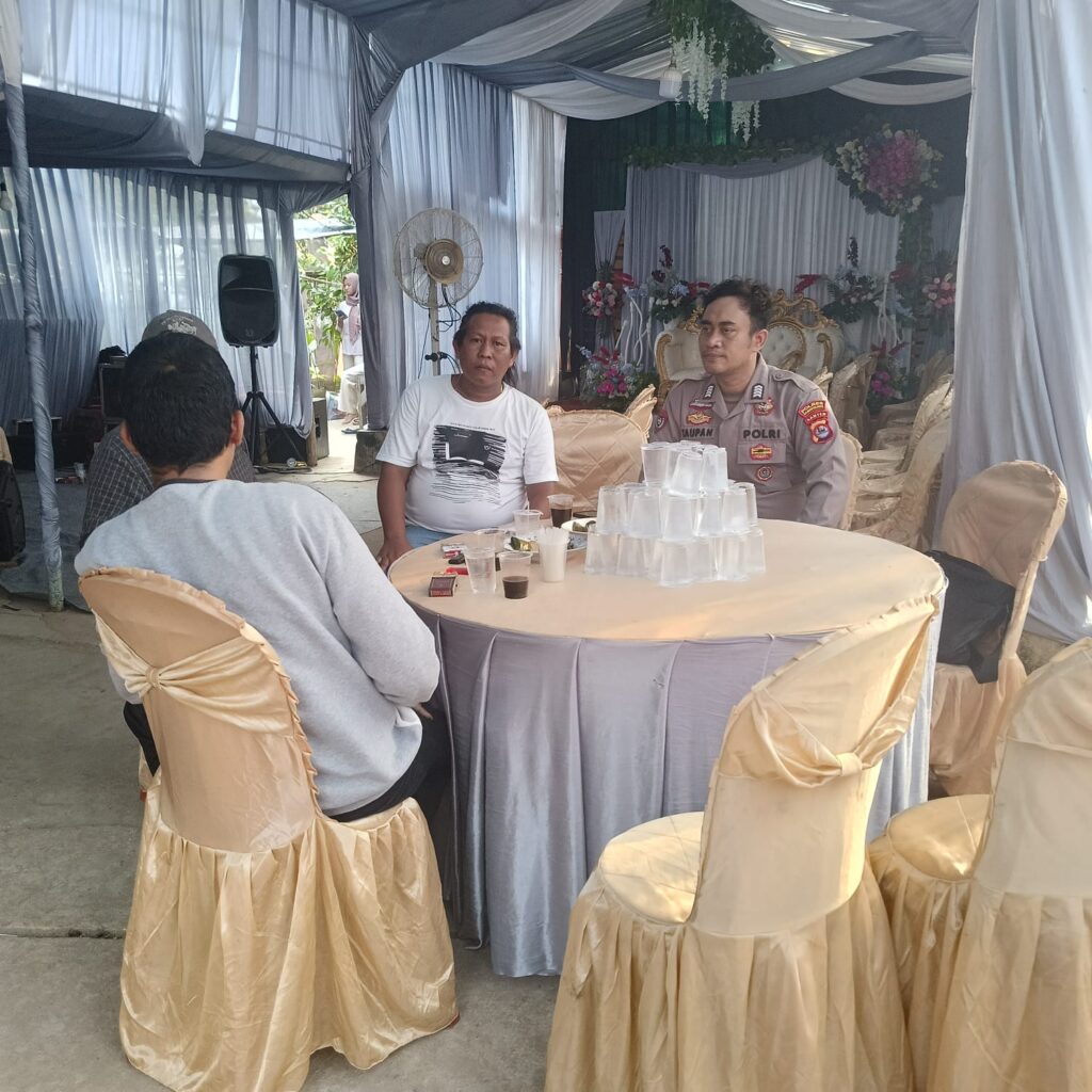 Kanit Binmas Polsek Picung Tingkatkan Kewaspadaan Warga Selama Hajatan 8 WhatsApp Image 2024 07 27 at 22.08.09