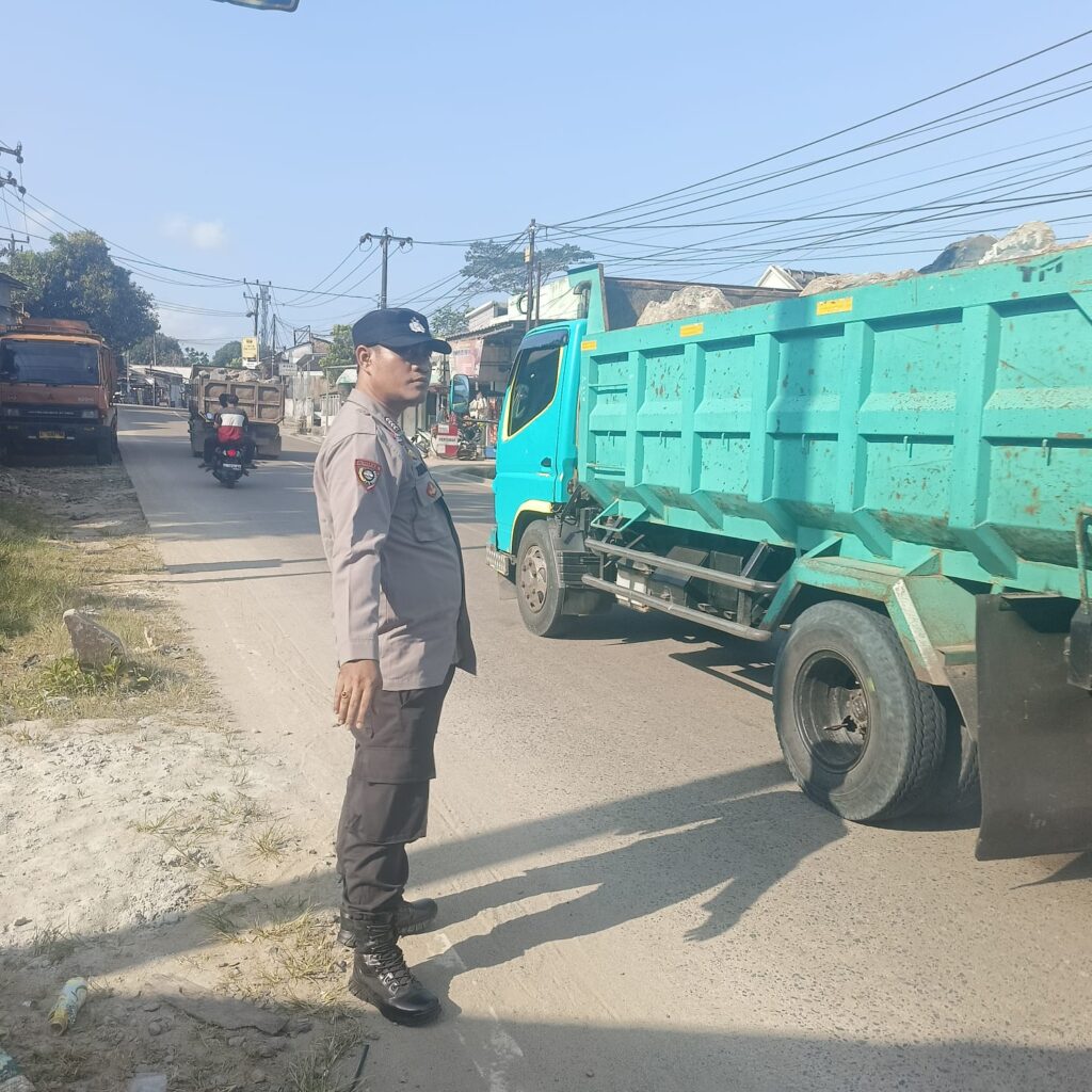 Polsek Picung Gelar Strong Point Pengaturan Lalu Lintas Cegah Kemacetan 9 WhatsApp Image 2024 07 27 at 22.08.22