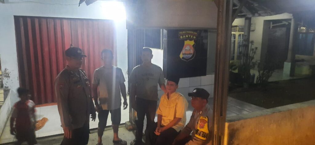 Polsek Picung Tingkatkan Keamanan melalui Giat Jaga di Pos Kamling 10 WhatsApp Image 2024 07 27 at 22.09.05