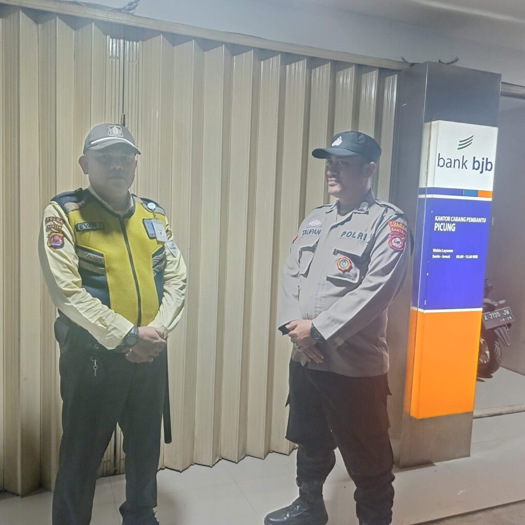 Polsek Picung Gelar Patroli dan Kontrol Bank BJB Ciptakan Kamtibmas yang Aman dan Kondusif 8 WhatsApp Image 2024 07 27 at 23.51.45