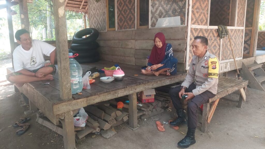 Bhabinkamtibmas Polsek Carita Bripka Yudi Sambangi Masyarakat Desa Sukarame 1 WhatsApp Image 2024 07 28 at 01.45.57