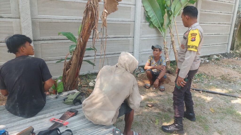 Bhabinkamtibmas Polsek Carita Bripka Yudi Berdialog dengan Para Tukang Kuli Bangunan di Desa Sukarame 2 WhatsApp Image 2024 07 28 at 01.48.32