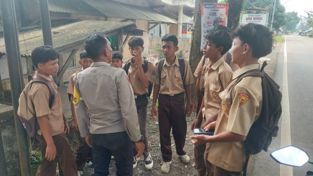 Personil Polsek Carita Bripka Yudi Beri Himbauan kepada Pelajar untuk Langsung Pulang Sekolah 6 WhatsApp Image 2024 07 28 at 02.54.33