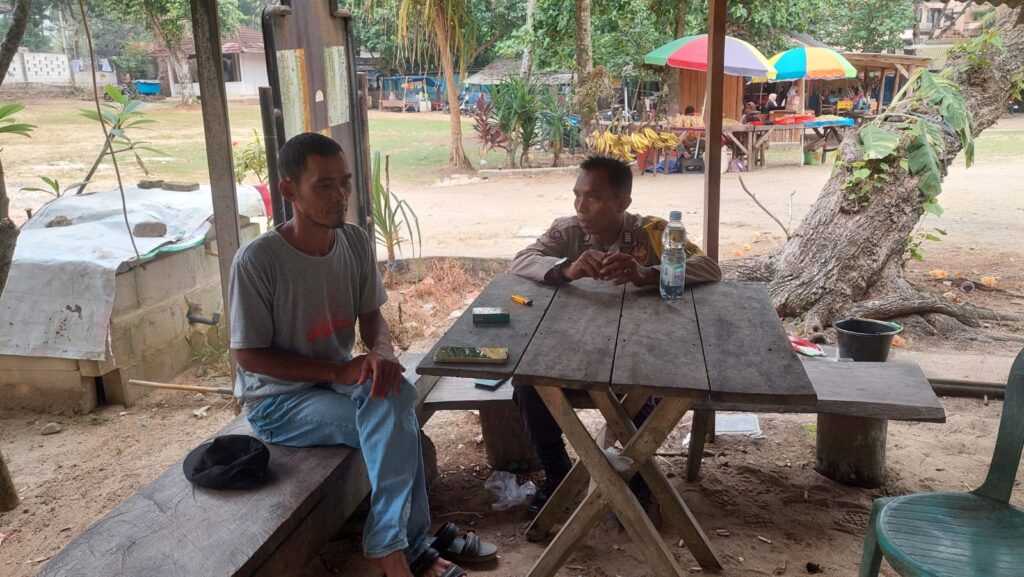 Personil Polsek Carita Bripka Yudi Berdialog dengan Pengunjung Pantai Carita 7 WhatsApp Image 2024 07 28 at 02.56.37