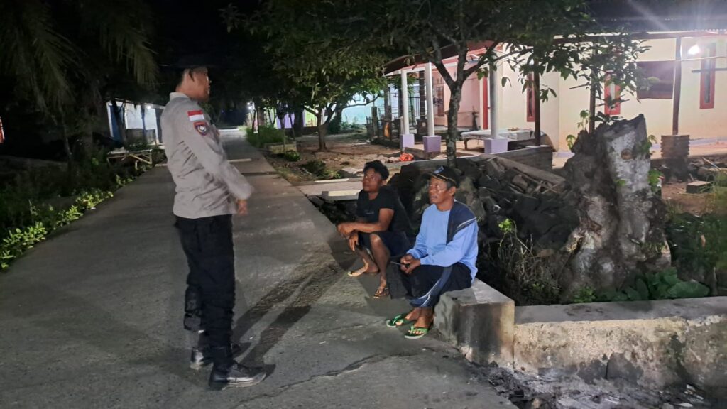 Polsek Cikeusik Gelar Patroli Dialogis Malam, Jaga Kamtibmas dan Dekatkan Diri dengan Masyarakat 8 WhatsApp Image 2024 07 28 at 07.35.21