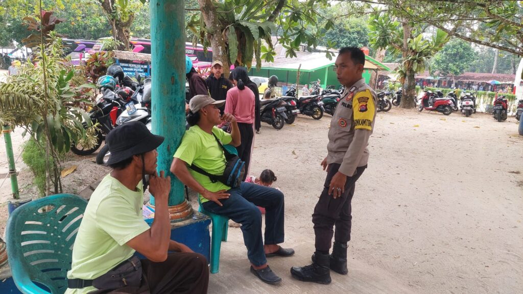 Personil Polsek Carita Bripka Yudi Beri Himbauan kepada Penjaga Parkir Pantai Carita 9 WhatsApp Image 2024 07 28 at 08.07.39