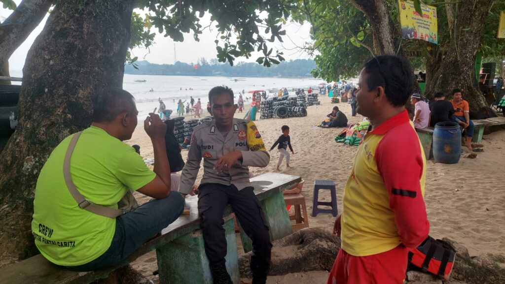 Personil Polsek Carita Bripka Yudi Berdialog dengan Balawista Life Guard tentang Keselamatan Pengunjung Pantai Pasir Putih Carita 10 WhatsApp Image 2024 07 28 at 08.10.57