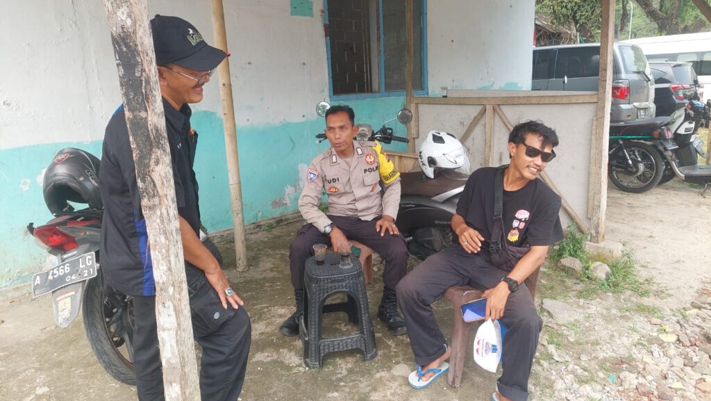 Bripka Yudi dari Polsek Carita Laksanakan Patroli Wisata di Pantai Karangsari 1 WhatsApp Image 2024 07 28 at 08.12.41