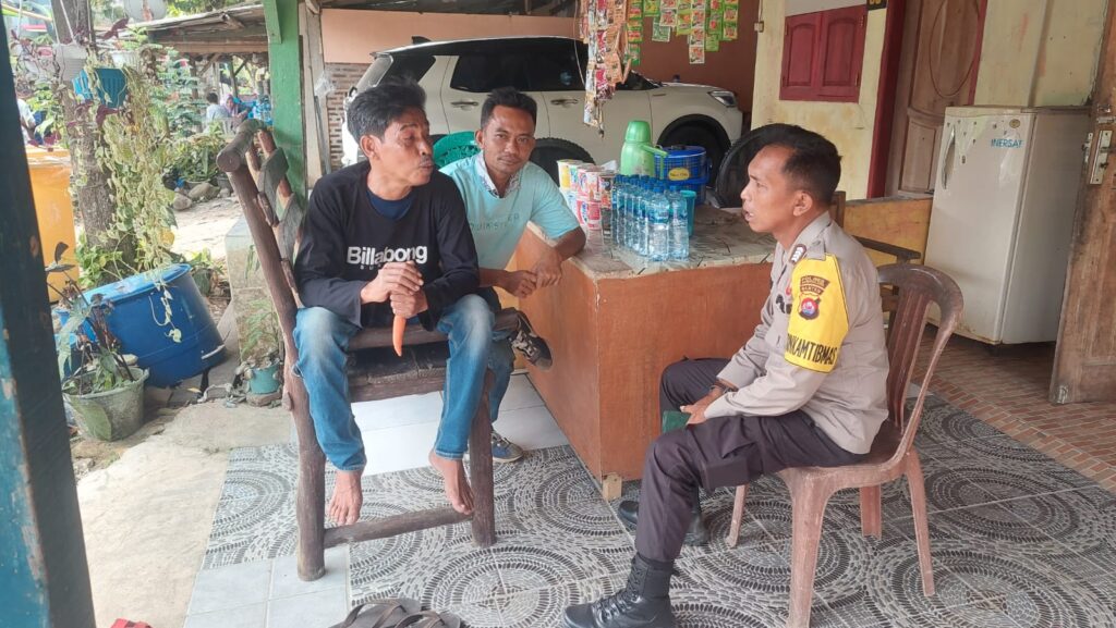 Bripka Yudi dari Polsek Carita Patroli Siang ke Pantai Beri Himbauan kepada Pengunjung 2 WhatsApp Image 2024 07 28 at 08.16.53