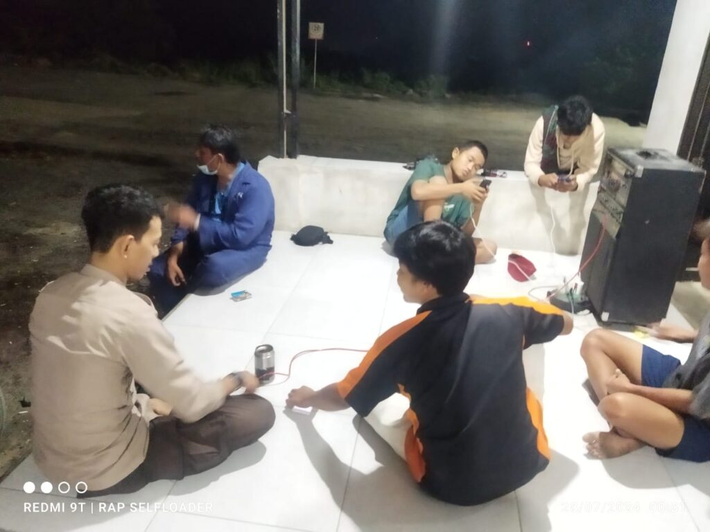 Personil Bhabinkamtibmas Polsek Bojong Polres Pandeglang Laksanakan Patroli Malam untuk Antisipasi Tindak Pidana 3C 3 WhatsApp Image 2024 07 28 at 08.38.27