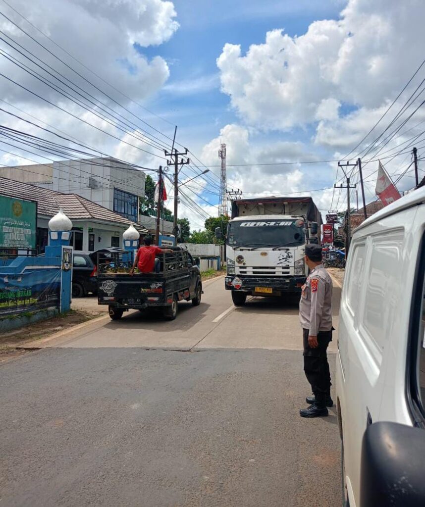 Polsek Bojong Polres Pandeglang Ciptakan Situasi yang Aman, Tertib, dan Lancar Berlalu Lintas di Persimpangan Pasar Bojong 4 WhatsApp Image 2024 07 28 at 09.11.35