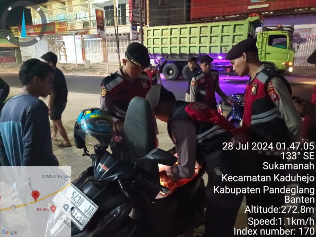 Sat Samapta Polres Pandeglang Menggelar Patroli Dialogis di Pertigaan Cigadung untuk Mencegah Aksi Kriminalitas 5 WhatsApp Image 2024 07 28 at 09.12.45