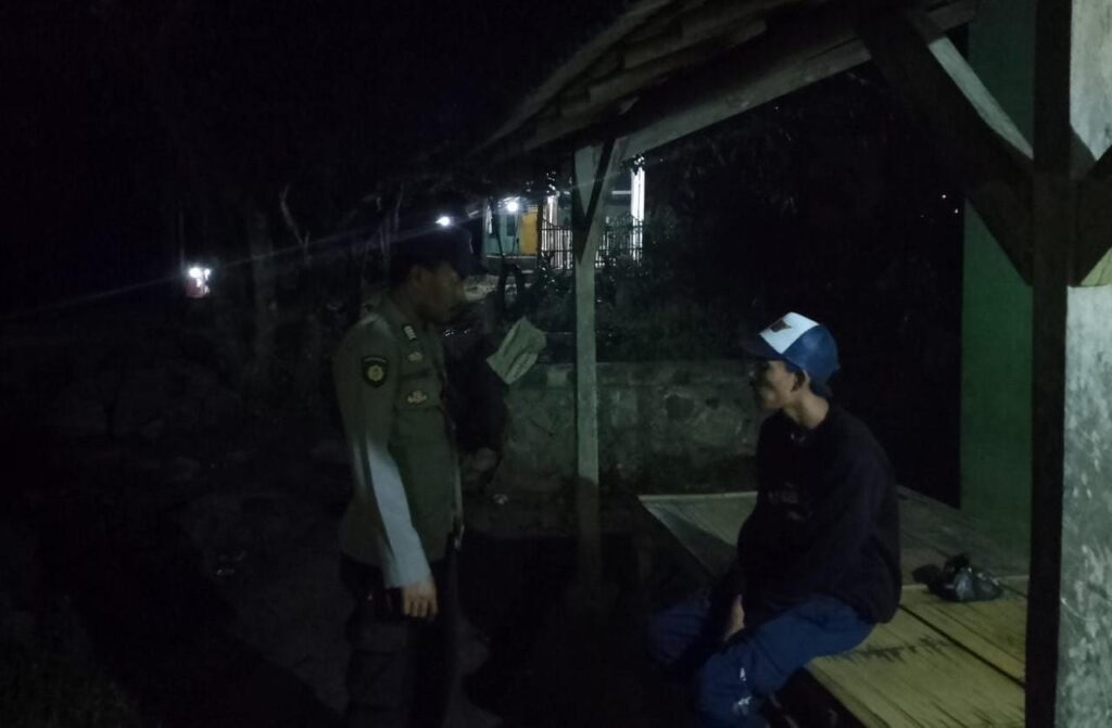 Anggota Piket Polsek Angsana Polres Pandeglang Laksanakan Patroli Dialogis di Desa Angsana 1 WhatsApp Image 2024 07 28 at 21.16.07