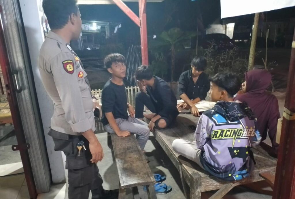 Temui Kumpulan Pemuda Saat Patroli, Anggota Piket Polsek Angsana Polres Pandeglang Berikan Pesan Kamtibmas 2 WhatsApp Image 2024 07 28 at 21.16.17