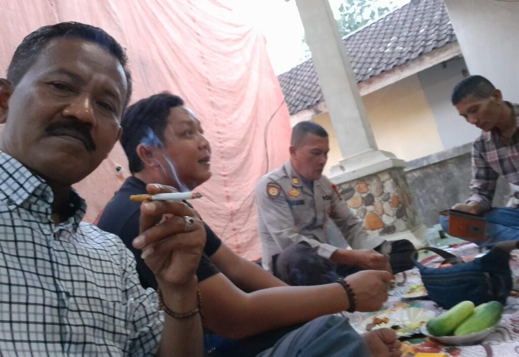 Jalin Komunikasi yang Baik dengan Masyarakat, Kapolsek Angsana Hadir Dalam Hajatan Warga 5 WhatsApp Image 2024 07 28 at 21.16.54
