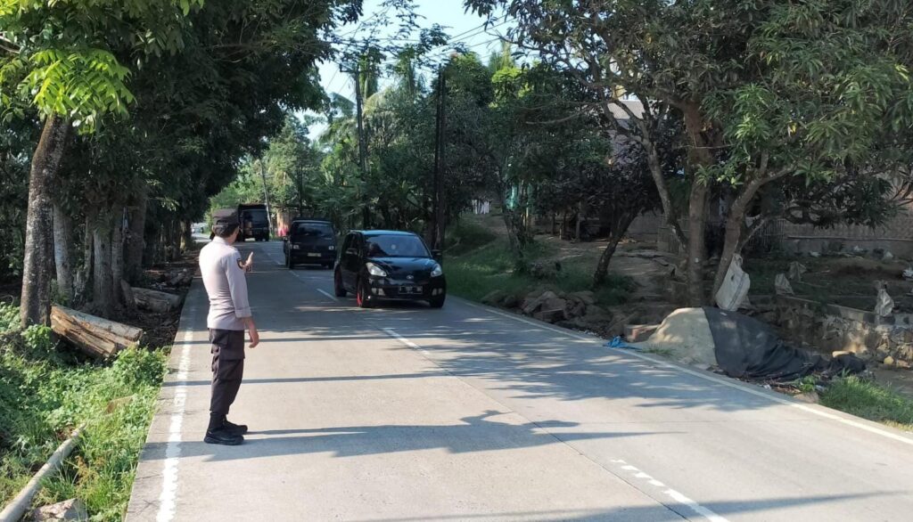 Anggota Piket Polsek Angsana Polres Pandeglang Laksanakan Strongpoint Sore 6 WhatsApp Image 2024 07 28 at 21.17.11